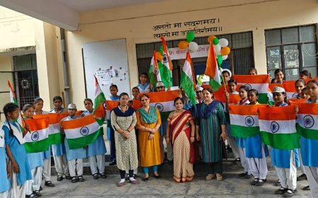 Hardoi: हर घर तिरंगा अभियान: छात्राओं को दिलाया देशभक्ति का संदेश, ध्वज सम्मान व फ्लैग कोड की दी जानकारी