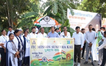 Saharanpur News: कलेक्ट्रेट में बने सेल्फी पॉइंट पर जिलाधिकारी ने ली सेल्फी, 'हर घर तिरंगा' अभियान की अपील