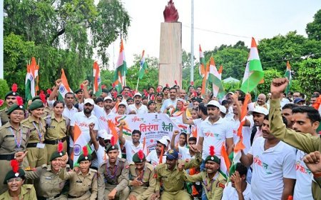 राष्ट्रप्रेम के रंग में रंगा हरदोई: प्रभारी मंत्री असीम अरुण के नेतृत्व में गांधी भवन से निकली भव्य तिरंगा यात्रा, अमर शहीदों को किया नमन