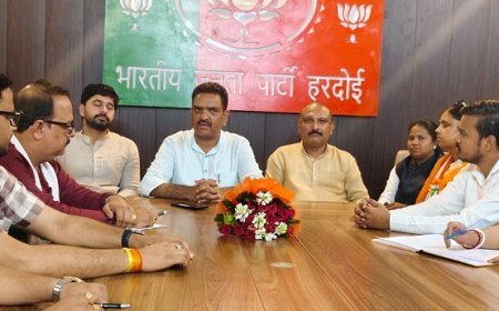 Hardoi: प्रभारी मंत्री असीम अरुण ने भाजपा जिला संगठन के साथ की चर्चा, स्वतंत्रता दिवस की तैयारियों पर मंथन
