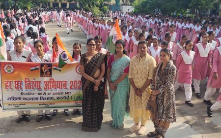 Hardoi: हर घर तिरंगा अभियान के तहत छात्राओं को महिला कल्याण योजनाओं की दी जानकारी, हेल्पलाइन नंबरों से भी कराया जागरूक