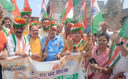 Hathras News: हाथरस में बीजेपी ने निकाली भव्य तिरंगा यात्रा, शहीद पार्क पहुंचकर शहीदों को दी श्रद्धांजलि