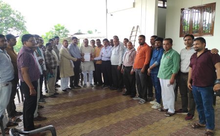 Hathras News: वीडियो कॉल से ऑनलाइन निरीक्षण का विरोध, प्राथमिक शिक्षक संघ ने विधायक को सौंपा ज्ञापन