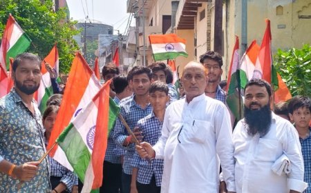 Hathras News: सिकंदराराऊ में स्कूली बच्चों ने निकाली भव्य तिरंगा रैली, देशभक्ति के नारों से गूंजा शहर