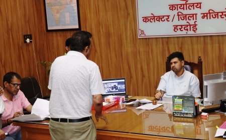 Hardoi: डीएम ने जनसुनवाई में 45 शिकायतों पर दिए त्वरित निस्तारण के निर्देश, कुछ मामलों का मौके पर समाधान