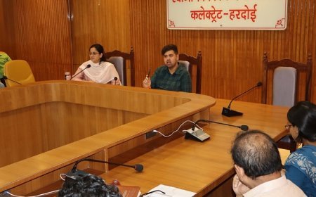 Hardoi: डीएम की समीक्षा बैठक में सुस्त विभागों पर गिरी गाज, समयबद्ध लक्ष्य पूरा करने के निर्देश