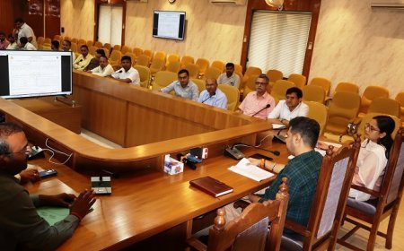 Hardoi: मुख्यमंत्री युवा उद्यमी योजना की सुस्त रफ्तार पर डीएम सख्त, अधिकारियों को दिए तेजी लाने के निर्देश