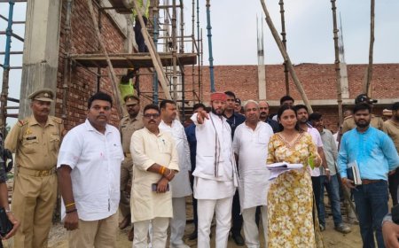 Sitapur: वैदिक थीम पर बन रहे तोरण द्वार के निर्माण में घटिया सामग्री देख भड़के प्रभारी मंत्री, अफसरों को लगाई फटकार 