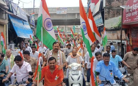 Hardoi: संडीला ब्लॉक में लहराया 110 फीट ऊंचा तिरंगा, बाइक यात्रा में गूंजा राष्ट्रभक्ति का संदेश