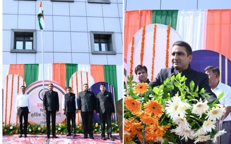 Lucknow: स्वतंत्रता दिवस पर सूचना निदेशक विशाल सिंह ने किया ध्वजारोहण, कार्मिकों को निष्ठा और ईमानदारी से कर्तव्य निभाने का दिया संदेश