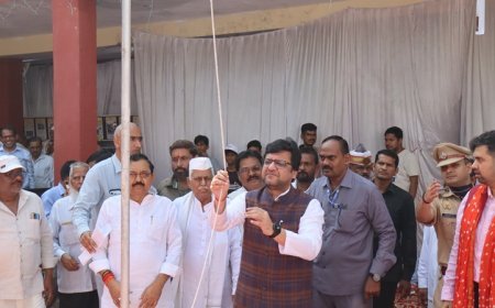 Hardoi: गांधी भवन में राज्य मंत्री नितिन अग्रवाल ने किया ध्वजारोहण, स्वतंत्रता संग्राम सेनानियों के परिजनों को किया सम्मानित