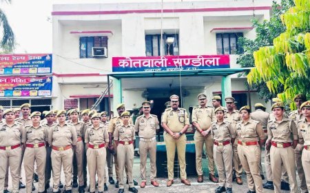 Sandila: संडीला कोतवाली में शान से फहराया तिरंगा, पुलिसकर्मियों ने लिया कर्तव्यनिष्ठा का संकल्प