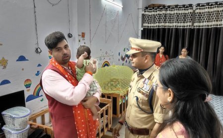 Hardoi स्वतंत्रता दिवस पर डीएम-एसपी ने अडॉप्शन सेंटर में बच्चों संग बांटी खुशियां, उपहार पाकर खिले नन्हे चेहरों पर मुस्कान