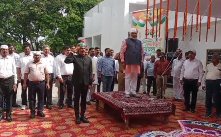 Ballia: बलिया में शान से मना 80वां स्वतंत्रता दिवस, परिवहन मंत्री ने किया ध्वजारोहण