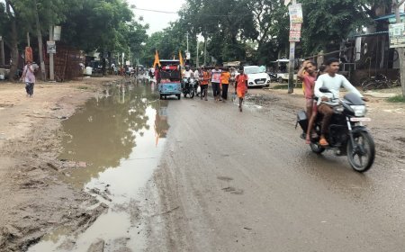 Sitapur: सावन के तीसरे सोमवार को देवदेवेश्वर धाम में उमड़ा आस्था का सैलाब, कीचड़ भरे रास्ते ने श्रद्धालुओं की बढ़ाई मुश्किलें