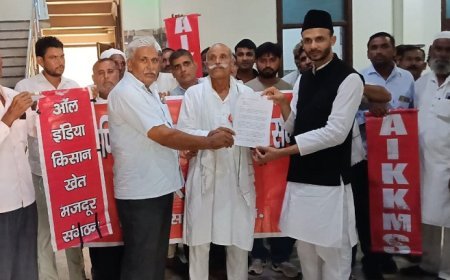 Sambhal: किसानों की मांगों को लेकर सांसद बर्क को सौंपा ज्ञापन, सरकार को चेतावनी—मांगें नहीं मानीं तो 26 नवंबर से होगा बड़ा आंदोलन