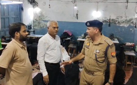 Sambhal: रिहायशी मकान में चल रहे थे अवैध जींस-जूता कारखाने, प्रशासन का छापा; थमाया नोटिस