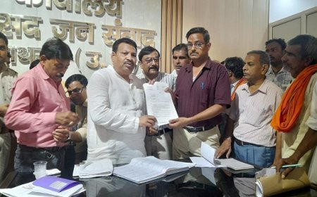 Hathras: वंदे भारत के अलीगढ़ ठहराव की मांग, सांसद को सौंपा ज्ञापन