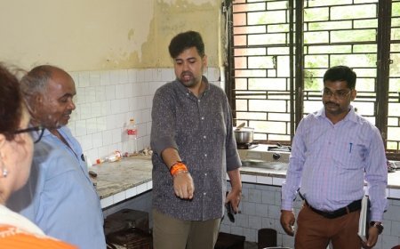 Hardoi: जिलाधिकारी के औचक निरीक्षण में छात्रावासों की खुली पोल, अव्यवस्थाओं पर जताई नाराजगी