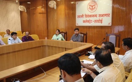 Hardoi: सीएम डैशबोर्ड की रैंकिंग सुधारने पर डीएम ने दिया जोर, निर्माण एवं विकास कार्यों की समीक्षा