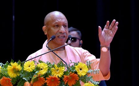 Gorakhpur: सपा सरकार पर सीएम योगी का हमला, बोले- पहले प्रदेश का विकास सैफई तक सीमित था