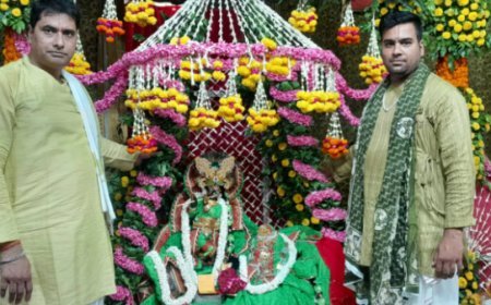 Saharanpur News: देवबंद के राधावल्लभ मंदिर में सजा भव्य फूल बंगला, झूला उत्सव में भजनों पर झूमे भक्त