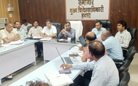 Hathras News: आयुष्मान और जीरो पॉवर्टी कार्ड बनाने में लाएं तेजी, सीएमओ ने सासनी सीएचसी का किया औचक निरीक्षण