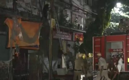 Kolkata Hotel Fire: कोलकाता के होटल में भीषण आग से 9 लोगों की मौत, छत पर भागकर बची कई जानें