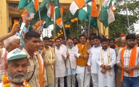 Ballia Balidan Divas: मंत्रियों व अधिकारियों की मौजूदगी में उठी देशभक्ति की लहर, शहीदों को किया नमन