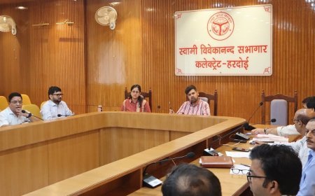 Hardoi: जिलाधिकारी अनुनय झा ने विद्युत आपूर्ति व पीएम सूर्यघर योजना की समीक्षा, निर्बाध बिजली आपूर्ति के दिए निर्देश