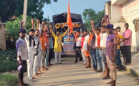 हरदोई के जरेली से राजघाट गंगा के लिए रवाना हुआ कांवड़ियों का जत्था, गूंजे हर-हर महादेव के जयकारे