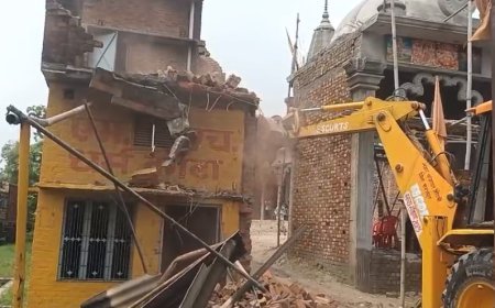 Sambhal: चामुंडा मंदिर की जमीन से कब्जा हटाने पहुंचा बुलडोजर, कांग्रेस नेता की कोठरी पर कार्रवाई