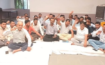 Sambhal: तहसील परिसर में लेखपालों का धरना, एंटी करप्शन की कार्रवाई के विरोध में जताया आक्रोश