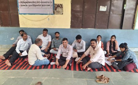 हाथरस में लेखपालों ने थाना समाधान दिवस का किया बहिष्कार, ट्रैप कार्रवाई के विरोध में दिया धरना