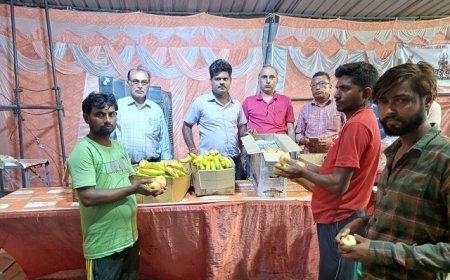 Hathras: हाथरस में महंगाई के खिलाफ राष्ट्रीय अधिकार मोर्चा का अभियान, 30 रुपये किलो बांटी चीनी