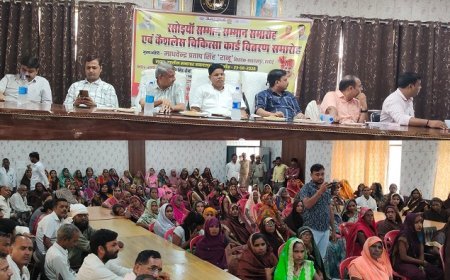 Hardoi: पोषण योजना के तहत रसोइयों का सम्मान, कैशलेश चिकित्सा कार्ड वितरित