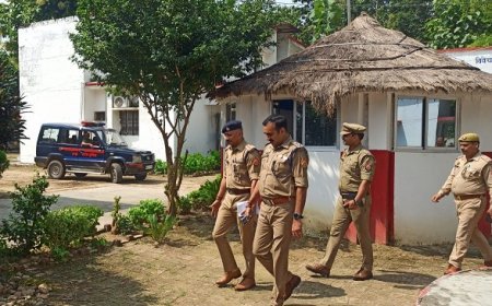 Hardoi: बलरामपुर में एसपी मार्तण्ड प्रकाश सिंह का औचक निरीक्षण, चार थानों की व्यवस्थाओं का लिया जायजा