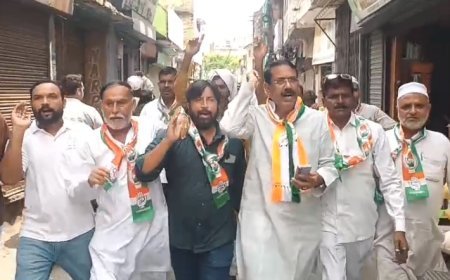 Sambhal: राष्ट्रगान के अपमान का आरोप, कांग्रेस का हल्लाबोल—पैदल मार्च कर कोतवाली पहुंचे कार्यकर्ता, जांच की मांग