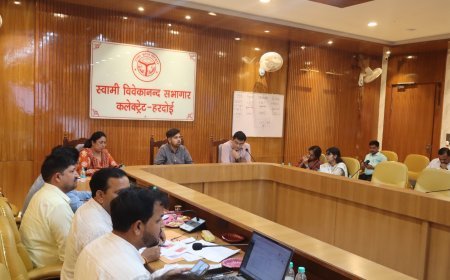 Hardoi: डीएम अनुनय झा ने की स्टार संदर्भों की समीक्षा, समयसीमा में गुणवत्तापूर्ण निस्तारण के दिए निर्देश