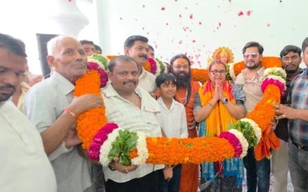 महिला एवं बाल विकास समिति की सभापति बनने पर सदर विधायक का भव्य स्वागत, मां कात्यायनी मंदिर में हाईमास्ट लाइट का लोकार्पण