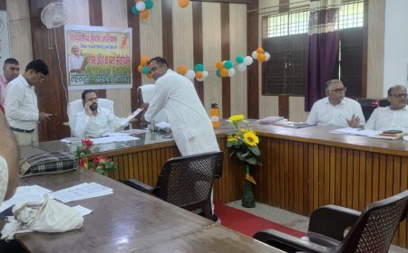 हाथरस के अजरोई में फैक्ट्रियों से जहरीली गैस और केमिकल युक्त पानी का रिसाव, दो लोग बेहोश, एक आईसीयू में भर्ती
