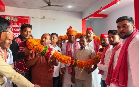 हाथरस में भाजपा छोड़ दर्जनों नेता सपा में शामिल, बूथ कार्यकर्ता सम्मेलन में पार्टी संगठन की मजबूती पर जोर