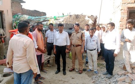 बलिया के बाढ़ प्रभावित गांवों में पहुंचे डीएम, पीड़ितों को जमीन का पट्टा और मुआवजा देने के निर्देश, राहत कार्य तेज