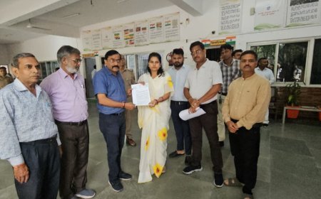 Hathras School News: हाथरस के सरकारी स्कूलों में बदहाली पर फूटा गुस्सा, डीएम को सौंपा ज्ञापन