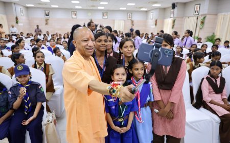 Lucknow: बेटियों की मुस्कान से खिल उठा मुख्यमंत्री आवास का आंगन, रक्षाबंधन पर सीएम योगी ने दोहराया सुरक्षा, सम्मान और स्वावलंबन का संकल्प