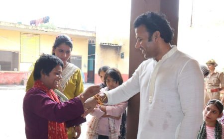 Saharanpur News: रक्षाबंधन पर बालिका गृह पहुंचे डीएम अरविंद कुमार चौहान, छात्राओं से बंधवाया रक्षासूत्र और बांटे उपहार