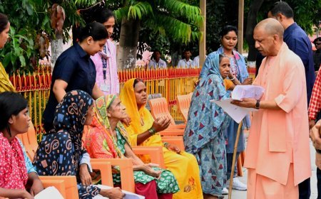Gorakhpur: सबकी समस्या का समाधान सरकार की प्रतिबद्धता, जनता दर्शन में मुख्यमंत्री ने सुनीं 200 लोगों की फरियादें