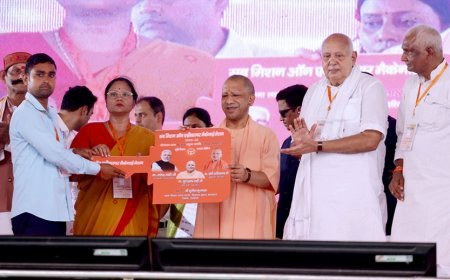 Deoria: मुख्यमंत्री ने योजनाओं के लाभार्थियों को दिया चेक, चाबी, प्रमाणपत्र व सहायता राशि