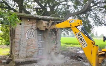Sambhal: सम्भल में PAC की जमीन से हटाया गया कब्जा, अवैध मजार पर चला प्रशासन का बुलडोजर