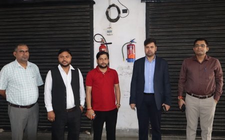 Hardoi News Today: डीएम अनुनय झा ने राजनीतिक दलों के प्रतिनिधियों के साथ ईवीएम-वीवीपैट वेयरहाउस का किया निरीक्षण